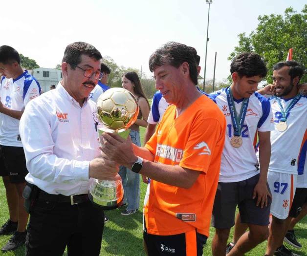 Recibe rector a campeones de la Liga Premier Recibe rector a campeones de la Liga Premier