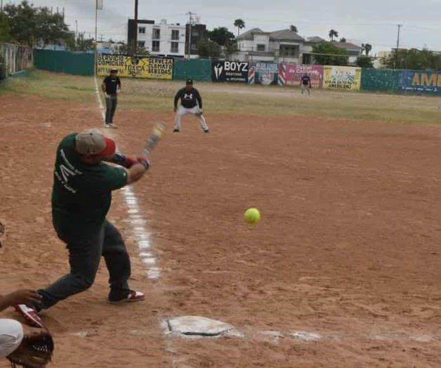 En la liga de softbol aztlan: ¡Embisten Toros! En la liga de softbol aztlan: ¡Embisten Toros!