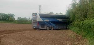 Cuatro pasajeros lesionados: Chocan camión y una camioneta