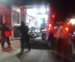 Termina motociclista impactado en negocio