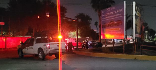 Atacan a estatales y huyen; muere sujeto al chocar camioneta de escapa Atacan a estatales y huyen; muere sujeto al chocar camioneta de escapa