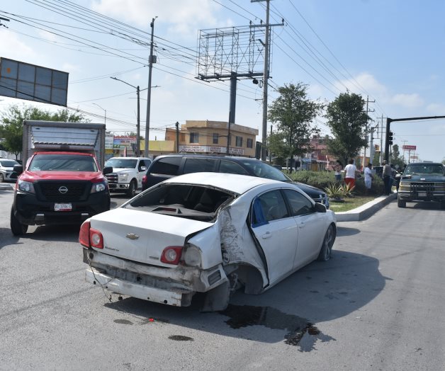 Se pasa en amarillo, choca y tumba poste en Col. Juárez de Reynosa Se pasa en amarillo, choca y tumba poste en Col. Juárez de Reynosa
