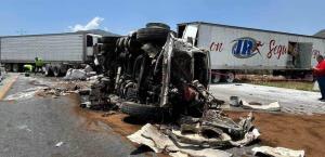 Cierre de Autopista a Saltillo por accidente en Santa Catarina