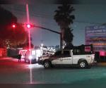 Atacan a estatales y huyen; muere sujeto al chocar camioneta de escapa