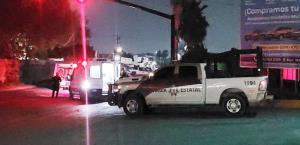 Atacan a estatales y huyen; muere sujeto al chocar camioneta de escapa