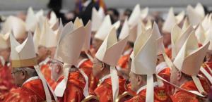 Cardenales ingresan a Capilla Sixtina para iniciar el cónclave que elegirá al nuevo Papa
