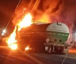 Se incendia pipa con combustible