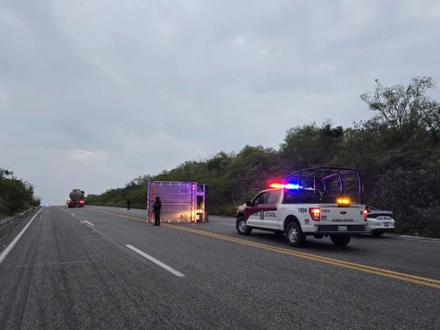 Circulación cerrada por volcadura en la Victoria-Matamoros Circulación cerrada por volcadura en la Victoria-Matamoros