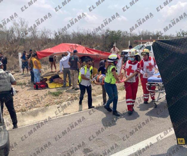 Muere menor en volcadura sobre la Zaragoza-Victoria; hay siete lesionados Muere menor en volcadura sobre la Zaragoza-Victoria; hay siete lesionados