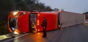 Circulación cerrada por volcadura en la Victoria-Matamoros