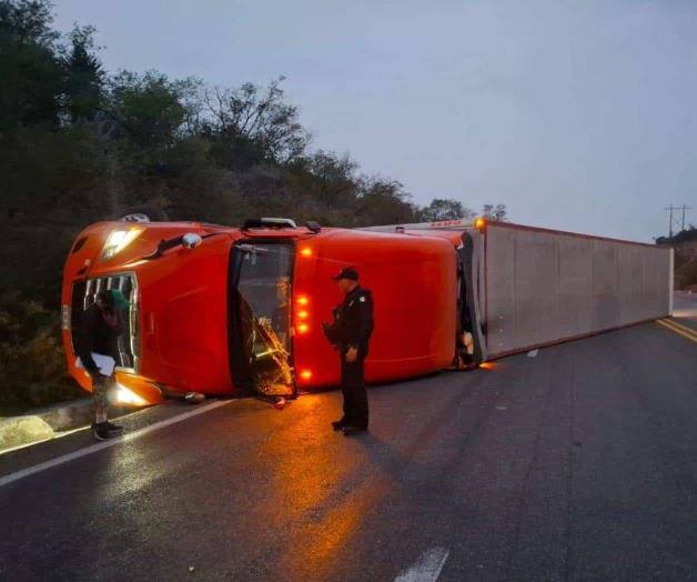 Circulación cerrada por volcadura en la Victoria-Matamoros Circulación cerrada por volcadura en la Victoria-Matamoros