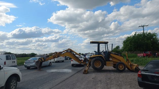 Bloquean carretera Reynosa-San Fernando; exigen servicio de energía eléctrica Bloquean carretera Reynosa-San Fernando; exigen servicio de energía eléctrica
