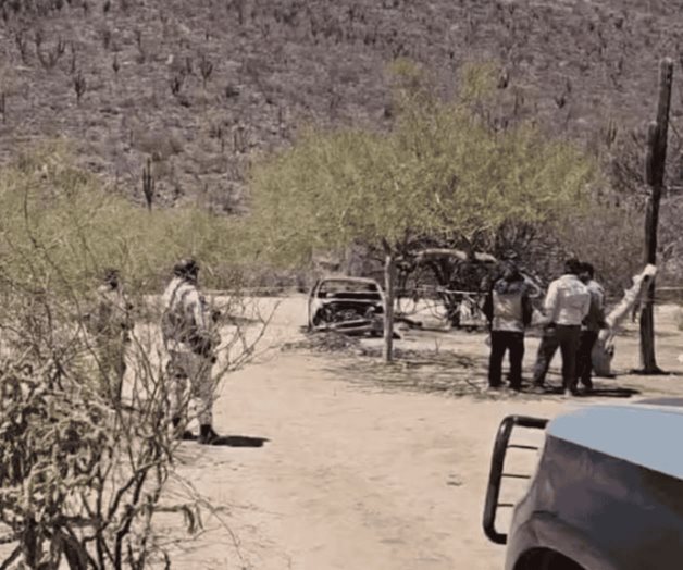 Hallan cuerpo calcinado dentro de un auto incendiado en La Paz Hallan cuerpo calcinado dentro de un auto incendiado en La Paz