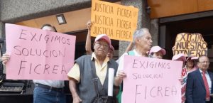 Adultos mayores protestan por despojo de ahorros en Ficrea