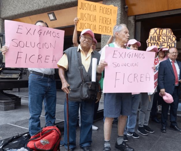 Adultos mayores protestan por despojo de ahorros en Ficrea Adultos mayores protestan por despojo de ahorros en Ficrea