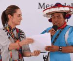 Sheinbaum devuelve a wixárikas tierras en Nayarit