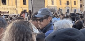 Captan a Harry Styles en el Vaticano tras elección papal