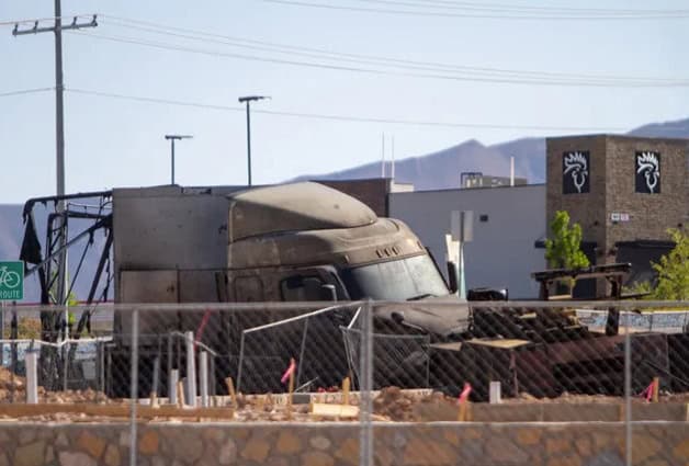 Brutal accidente múltiple y explosión deja 1 muerto en El Paso Brutal accidente múltiple y explosión deja 1 muerto en El Paso
