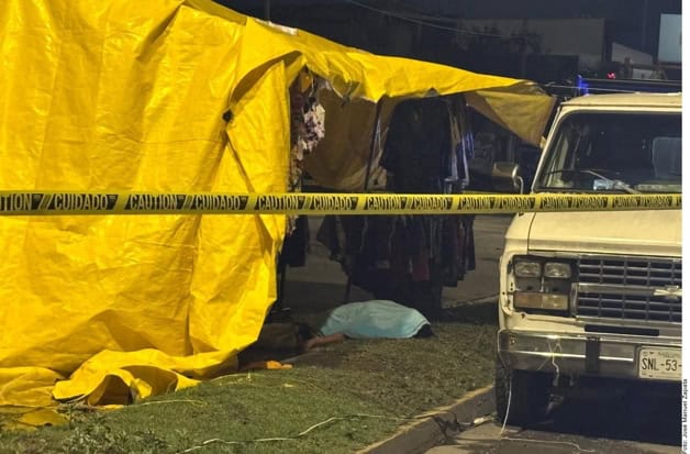 Mujer fallece por descarga eléctrica en mercado rodante en Escobedo Mujer fallece por descarga eléctrica en mercado rodante en Escobedo
