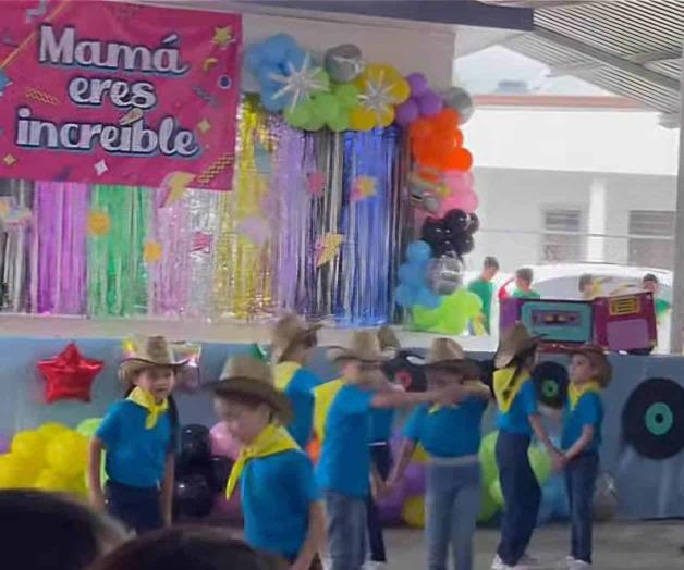 Escuelas celebran el Día de las Madres