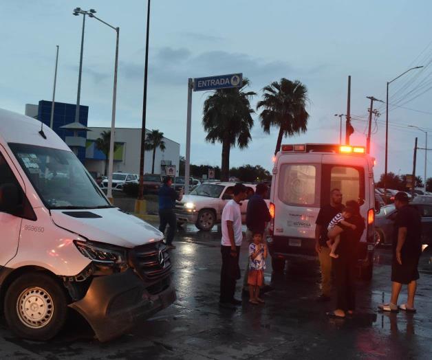 Choca al salir del estacionamiento de centro comercial Choca al salir del estacionamiento de centro comercial