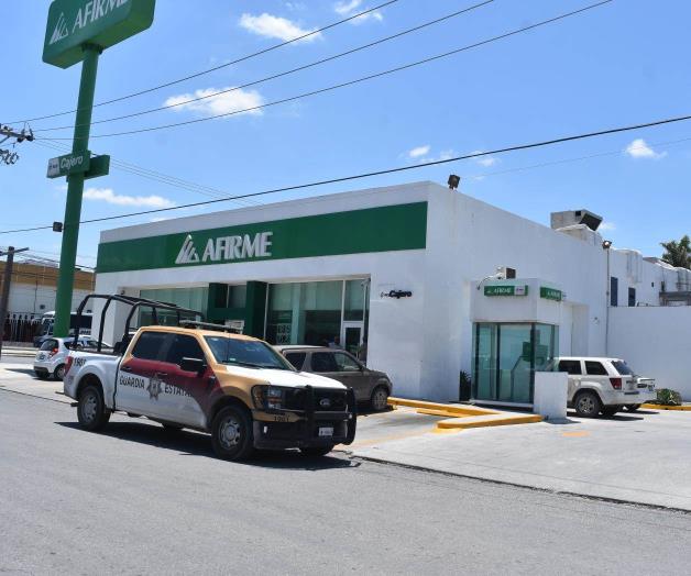 Sufre mujer asalto a mano armada en estacionamiento