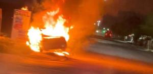 Estalla y se incendia auto en colonia La Paz; conductor huyó
