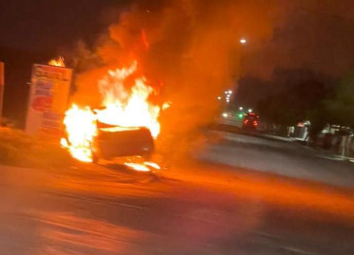 Estalla y se incendia auto en colonia La Paz; conductor huyó Estalla y se incendia auto en colonia La Paz; conductor huyó