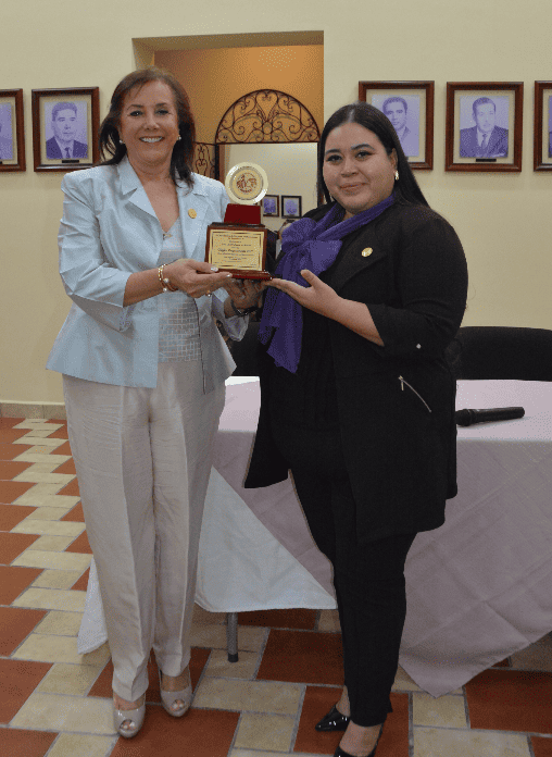 Entregan presea ´Mujer profesionista del año 2025´ Entregan presea ´Mujer profesionista del año 2025´