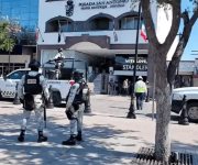Personal de la comisión Federal de Electricidad con apoyo de autoridades se encuentran realizando un operativo de verificación en negocios de la zona centro de la ciudad de Reynosa Tamaulipas