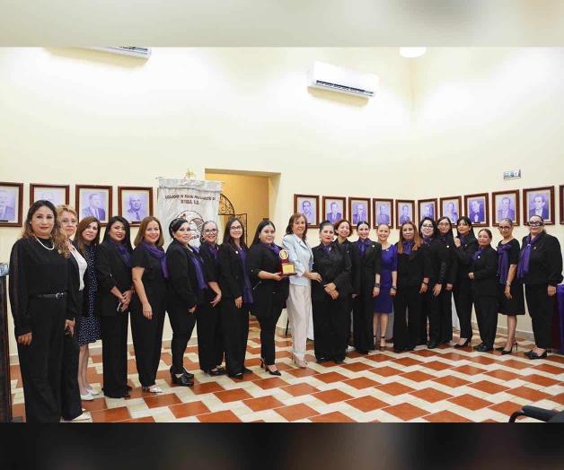 Entregan presea ´Mujer profesionista del año 2025´ Entregan presea ´Mujer profesionista del año 2025´