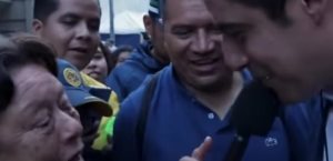 Andrés Vaca regala dinero a fanáticos del América