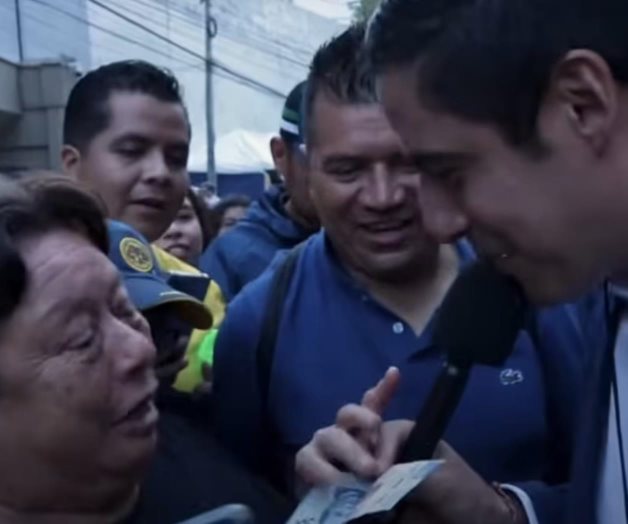 Andrés Vaca regala dinero a fanáticos del América Andrés Vaca regala dinero a fanáticos del América