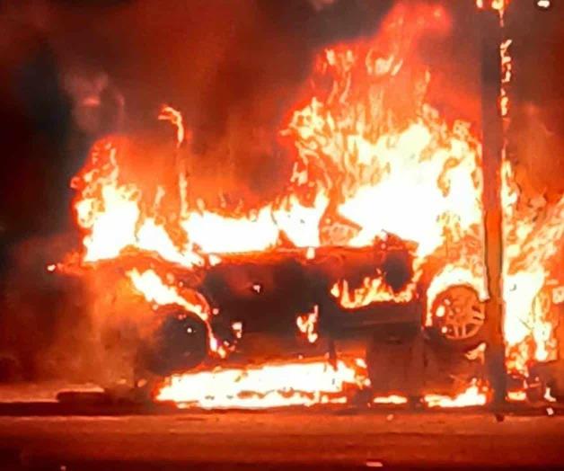 P&aacute;nico por auto incendiado en Colonia La Paz de R&iacute;o Bravo
