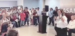 Piden unidad líderes de Morena; militantes gritan: Fuera ´Makito´