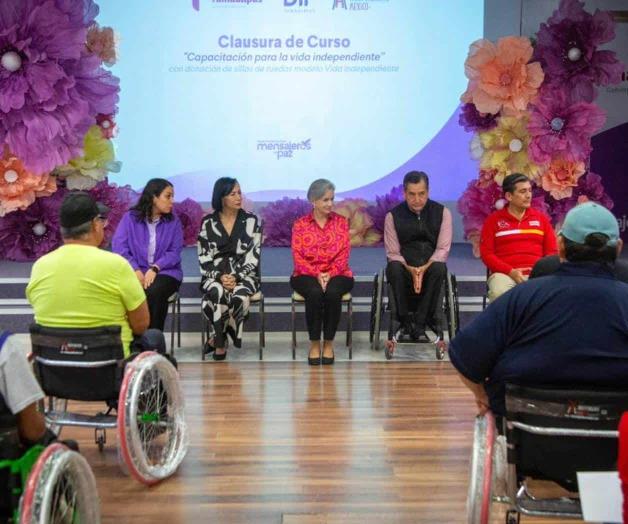 Entregan DIF y asociaciones sillas de ruedas