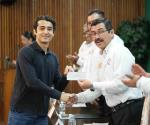 Reconoce la UAT a hijos de docentes
