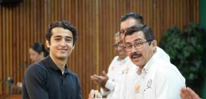 Reconoce la UAT a hijos de docentes
