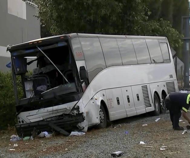 Se estrella autobús con una SUV; hay un muerto