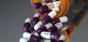 Trump firma orden para que empresas reduzcan precios de medicamentos