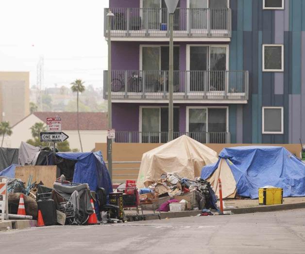 Gobernador de California insta a prohibir campamentos de desamparados Gobernador de California insta a prohibir campamentos de desamparados