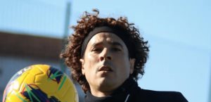 Guillermo Ochoa tiene espectacular actuación en Portugal