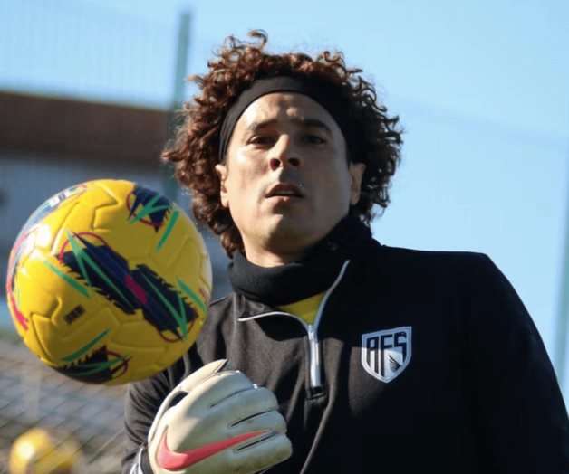 Guillermo Ochoa tiene espectacular actuación en Portugal