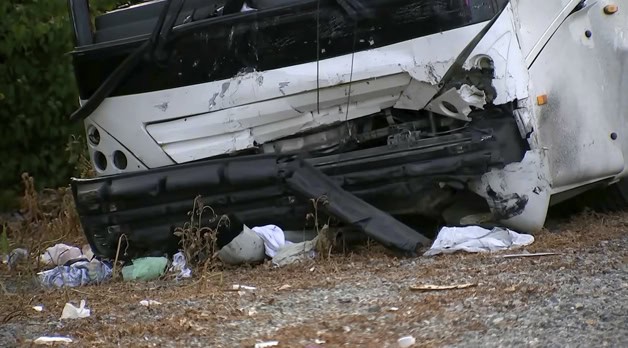 Se estrella autobús con una SUV; hay un muerto