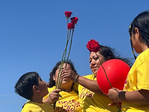 Protestan con rosas la anulación de programa Protestan con rosas la anulación de programa