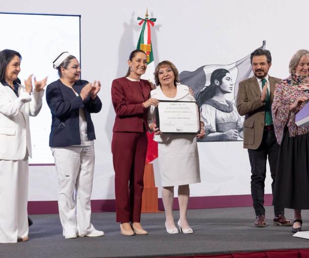 Visitan casas de adultos mayores