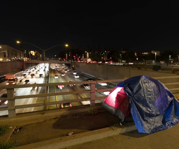 Insta gobernador a prohibir los campamentos de desamparados