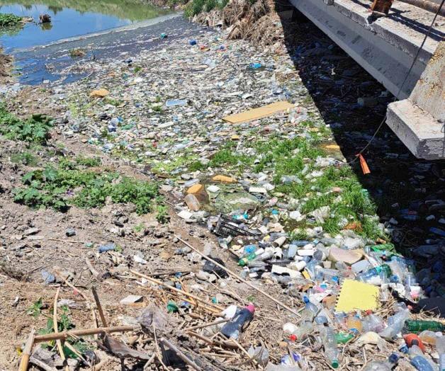 Invaden plásticos el dren Reynosa