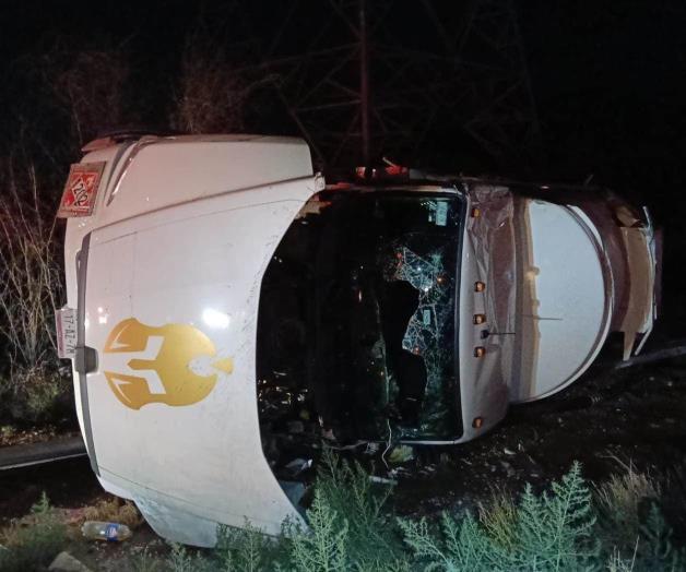 Vuelca pipa con aceite mineral en Carretera a Nuevo Laredo Vuelca pipa con aceite mineral en Carretera a Nuevo Laredo