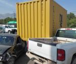 Se zafa contenedor de tráiler y golpea auto y camioneta en Santa Catarina